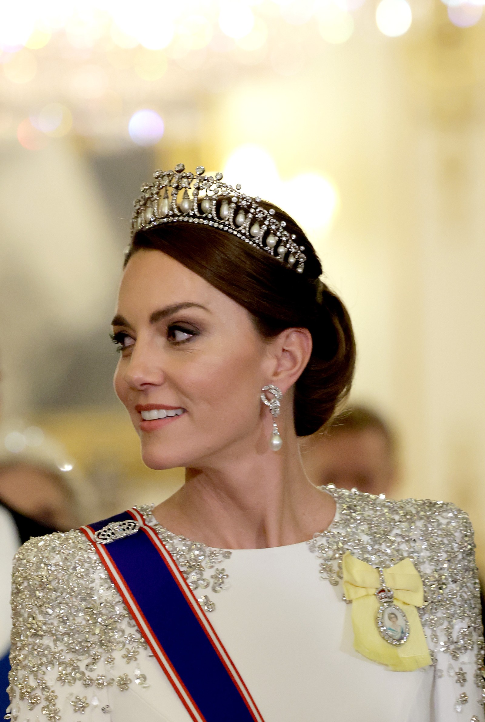 Kate Middleton surge com blazer salmão de R$ 12 mil em visita a museu em Londres — Foto: Vogue