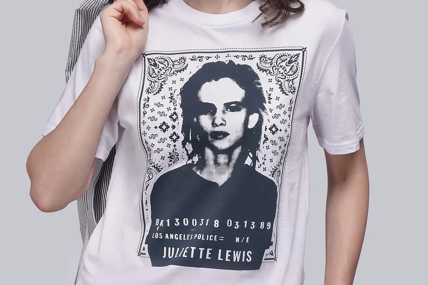 Juliette Lewis transforma foto policial da adolescência em camiseta para apoiar carreira musical