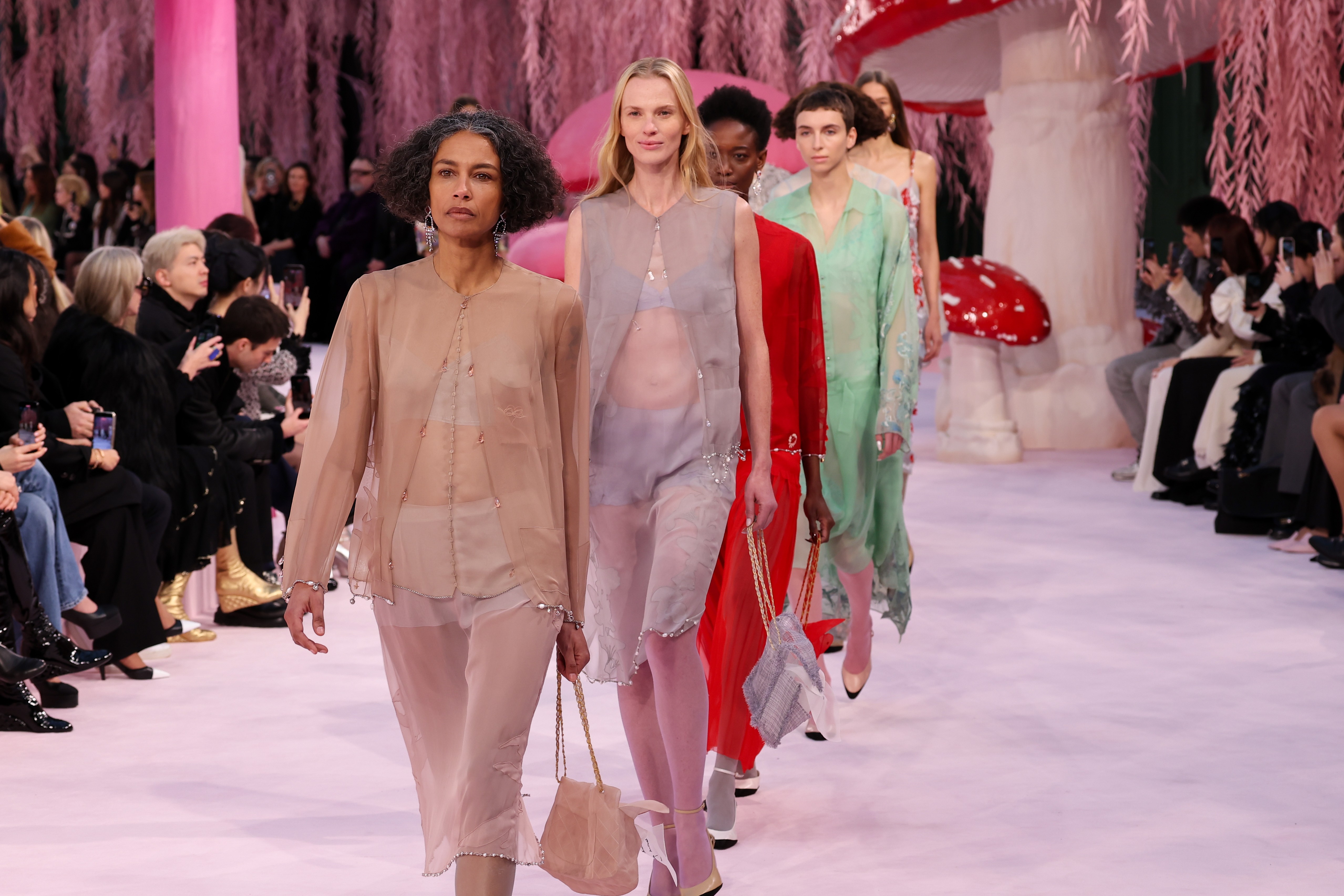 Conheça Stephanie Cavalli, a modelo de 50 anos que abriu o desfile de alta-costura de Matthieu Blazy para Chanel