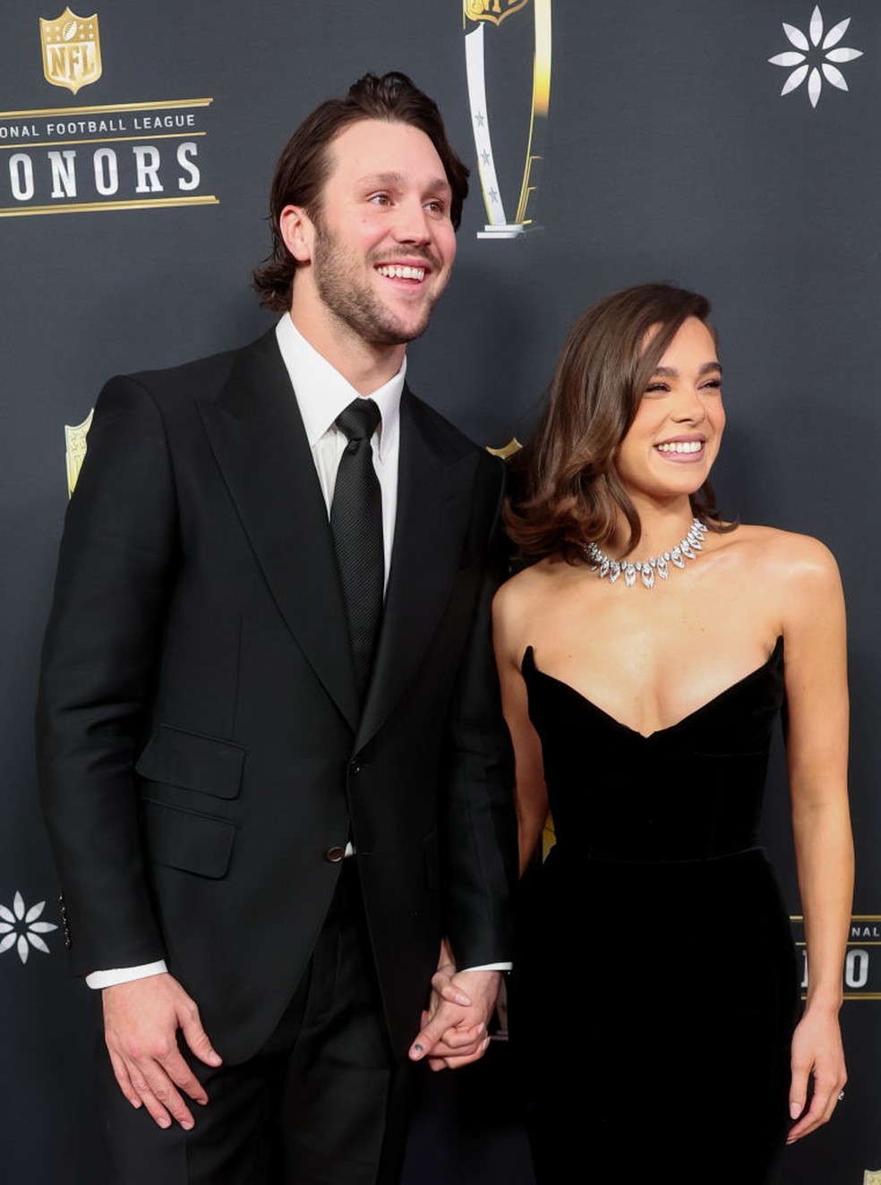 Josh Allen e Hailee Steinfeld — Foto: GettyImages