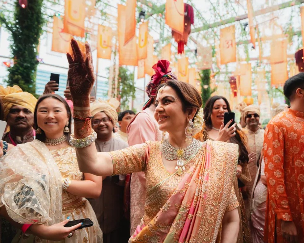"Nita Ambani vestindo Abu Jani Sandeep Khosla" — Foto: Joseph Radhik