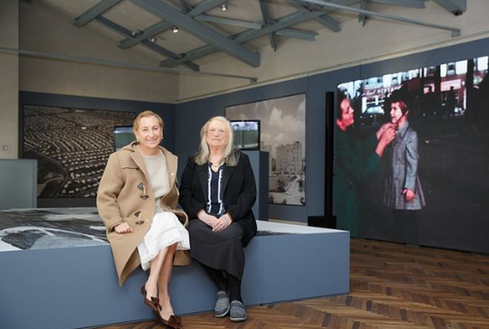 Miuccia Prada e a artista Dara Birnbaum, que expõe seus trabalhos até setembro na Fundação Prada de Milão — Foto: Reprodução Instagram