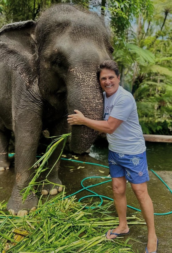 Elaine Mickely e Cesar filho cuidam de elefantes na Indonésia