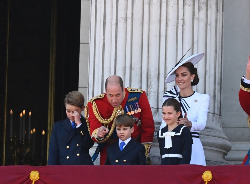 Kate Middleton e a Princesa Charlotte apareceram com vestidos de inspiração náutica — Foto: Getty Images