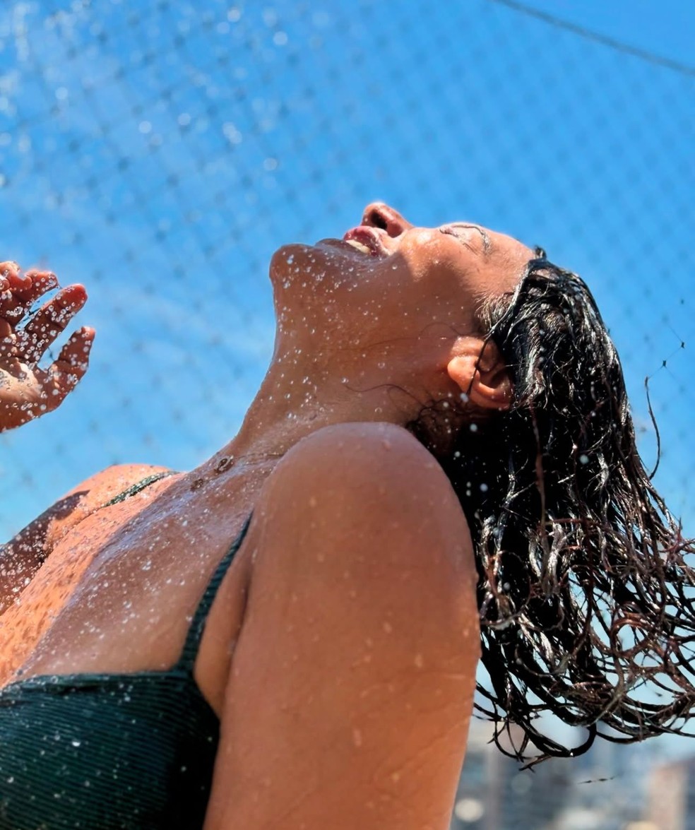 Dira Paes toma ducha — Foto: Reprodução/Instagram