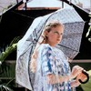 Por que o cabelo "muda" nos dias de chuva? Reunimos dicas e produtos para domar os fios