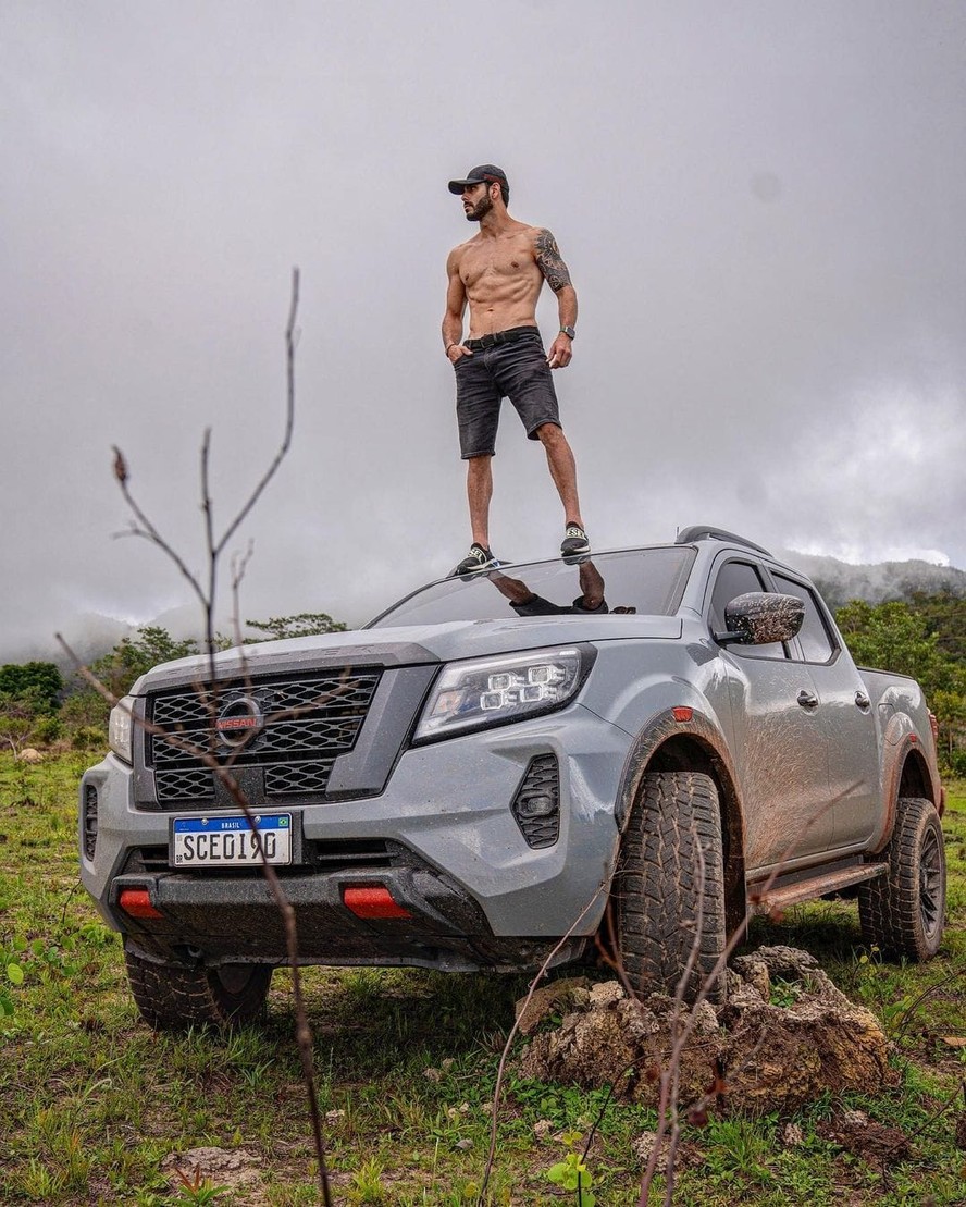Rodolffo Matthaus curte véspera de feriado com seu carro luxuoso