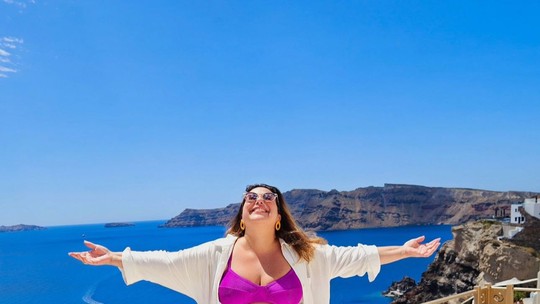 Mariana Xavier exibe primeiro dia em Santonini, na Grécia