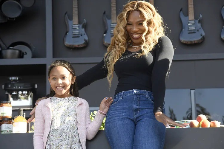 Serena Williams detalha rotina intensa com as filhas e revela regra rígida sobre tempo longe de casa