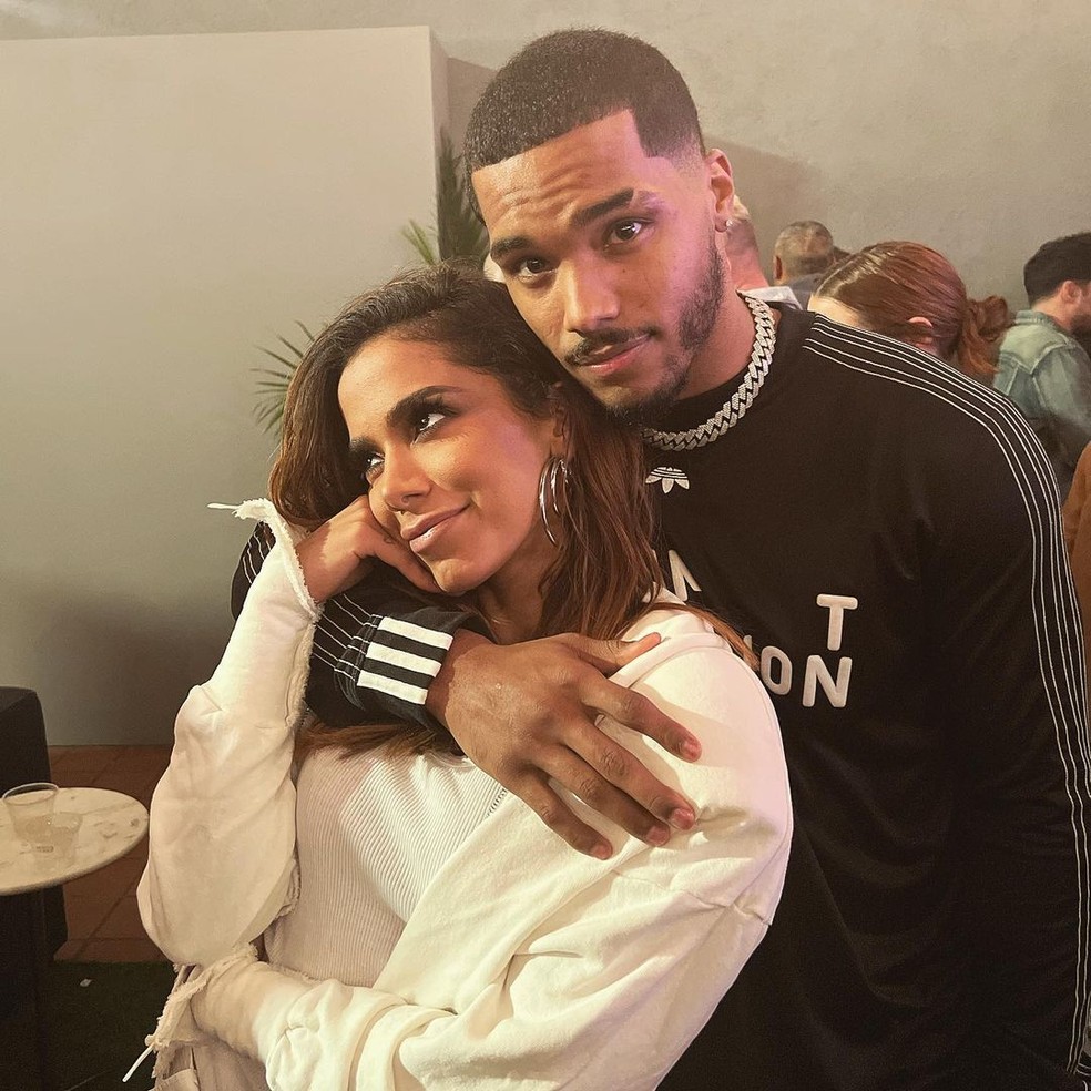 Rome Flynn posta foto com Anitta e fãs brasileiros vão à loucura