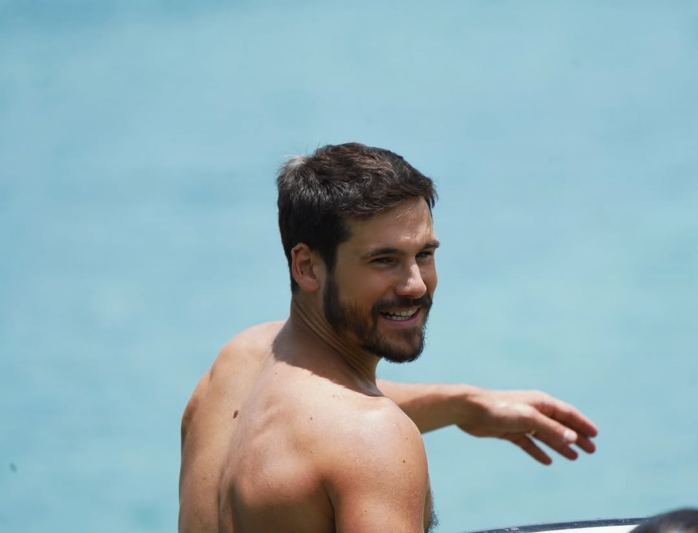 Nicolas Prattes exibe registros de dia de surfe e arranca elogio de ...