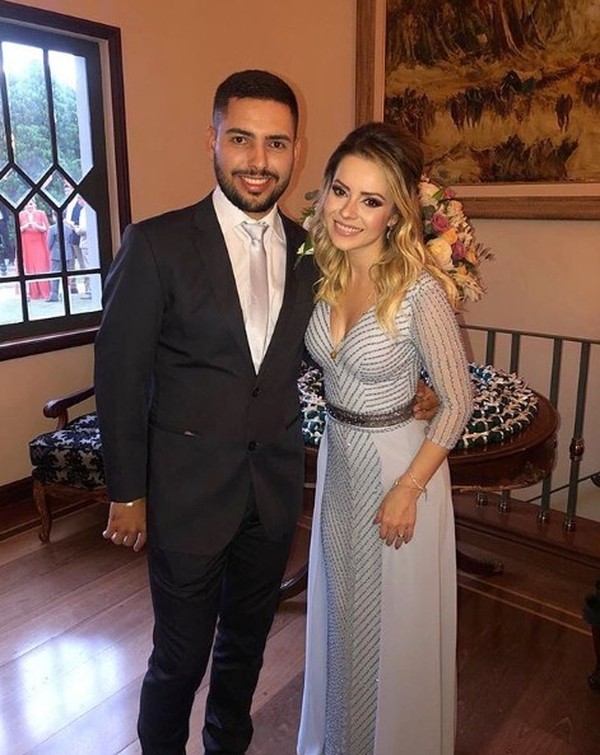 Glamurosa Confira look de Sandy para casamento da prima