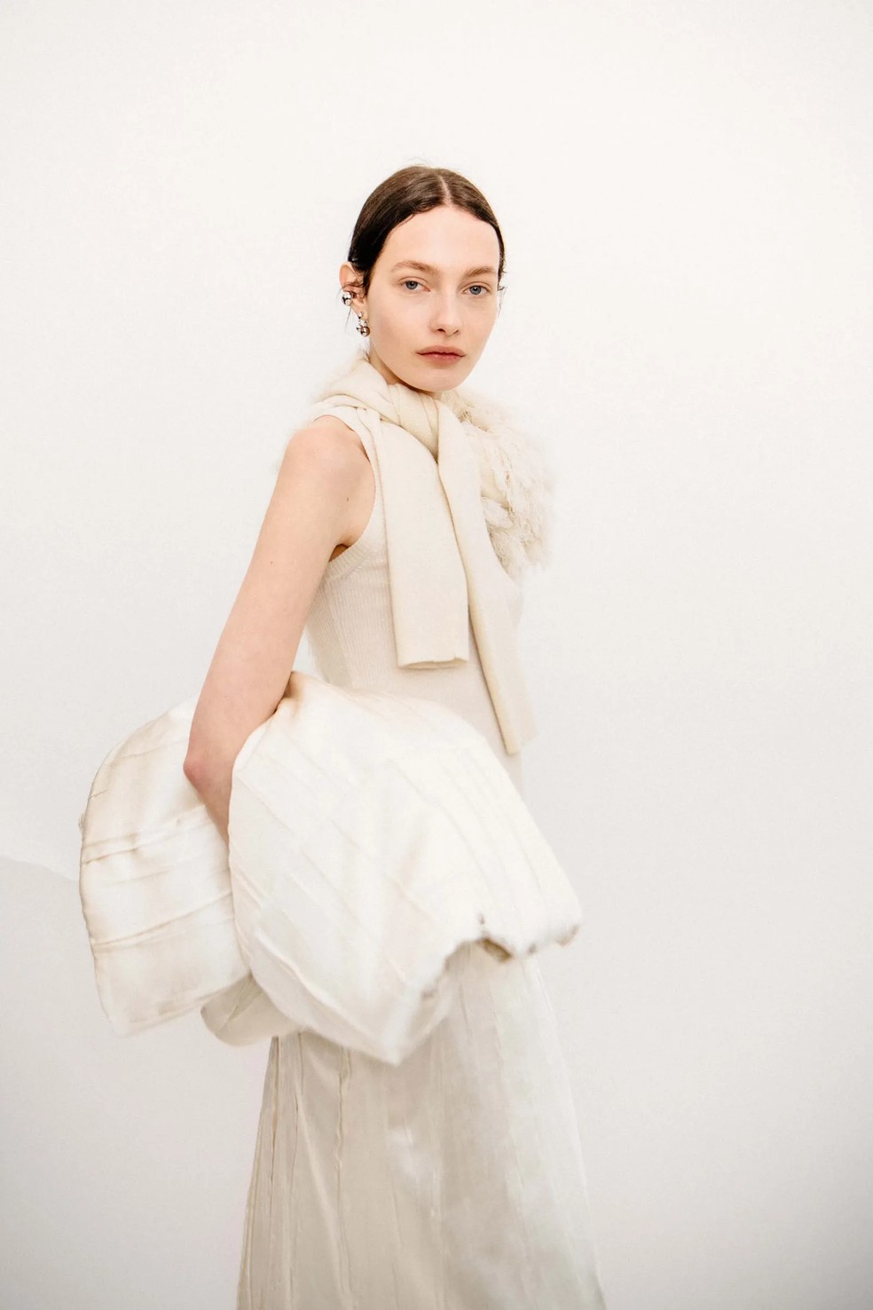 Pra que cachecol? Na NYFW, o styling da vez é amarrar o suéter bem ...