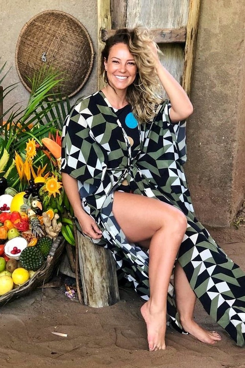 Paolla Oliveira escolhe biquíni com hot pants para dia de praia