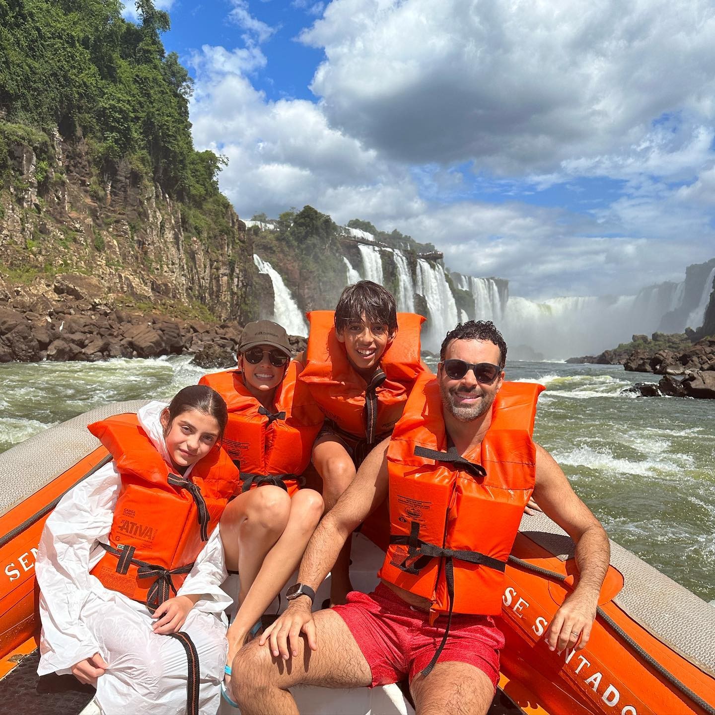 Carol Celico faz passeio radical com filhos e marido nas Cataratas Do Iguaçu — Foto: Reprodução/ Instagram 