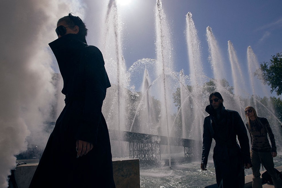 Rick Owens desfilou sua coleção masculina de verão 2027 no espelho d'água do Palais de Tokyo, durante onda de calor em Paris. No desfile, uma collab inédita com a Adidas e jaquetas infláveis com tecnologia Climacool, pensadas para baixar a temperatura do corpo — Foto: Getty Images