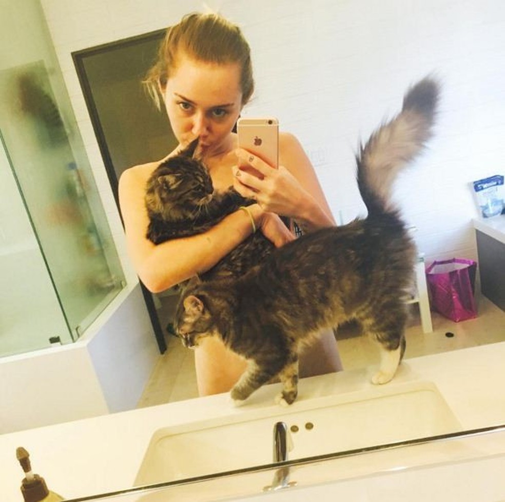 Miley Cyrus causa com foto nua coberta apenas por gatos (Foto: Reprodução/ Instagram) — Foto: Vogue