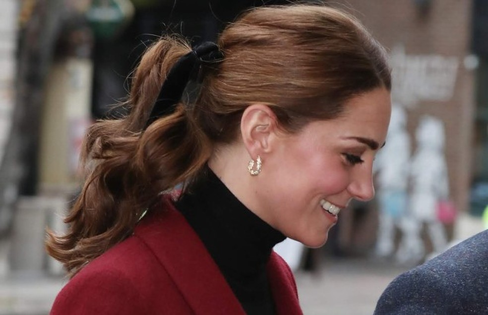 Kate Middleton confirma a tendência do laço de fita nos cabelos (Foto: Reprodução) — Foto: Vogue
