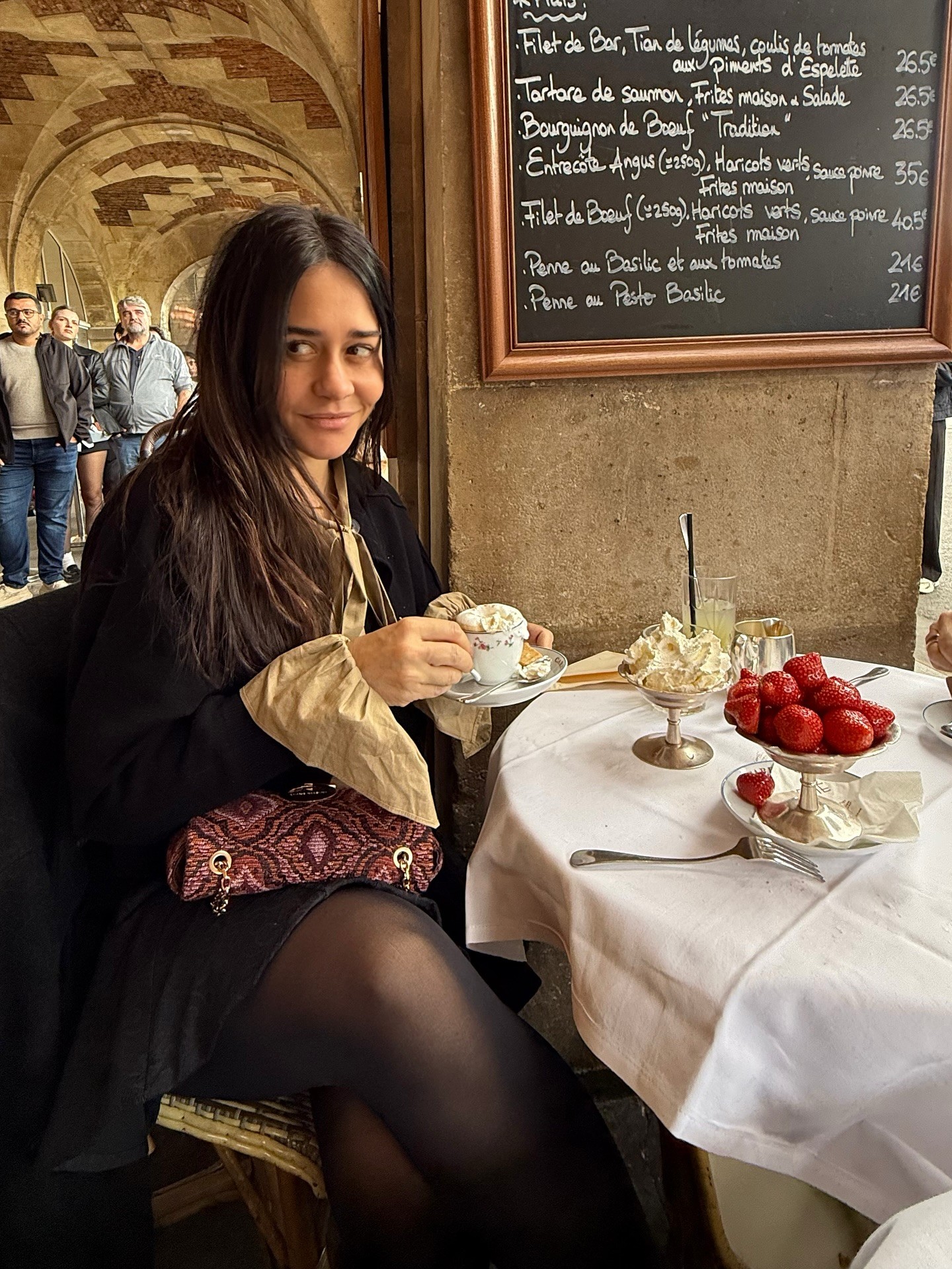 Alessandra Negrini faz charme em cafeteria de Paris e fã brinca: "Tão linda que  parece I.A."