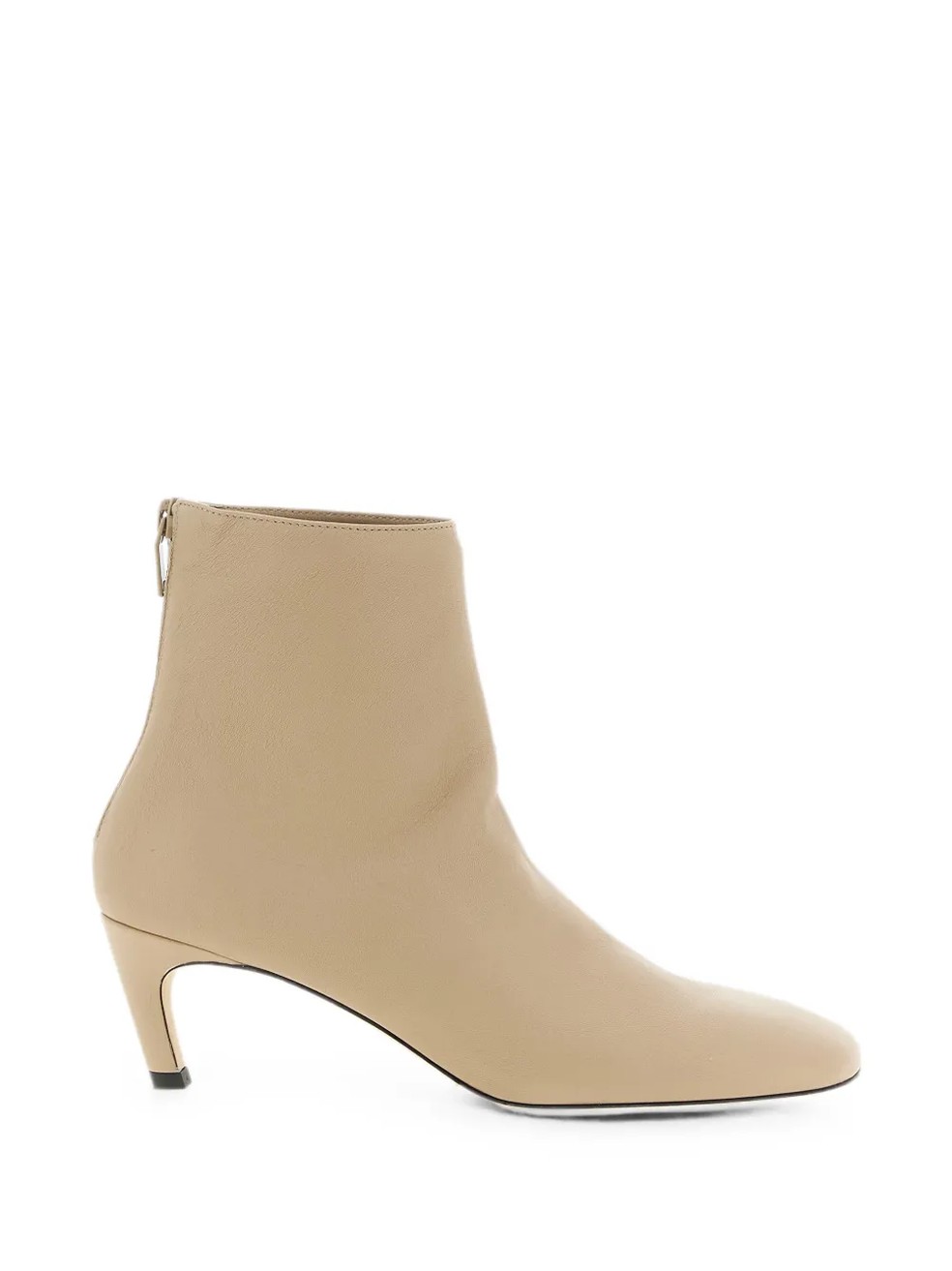 Ankle boot de nappa com bico arredondado, Toteme — Foto: Reprodução