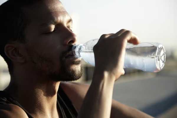 Nutricionista d dicas de bebidas para ajudar na hidratao em dias secos