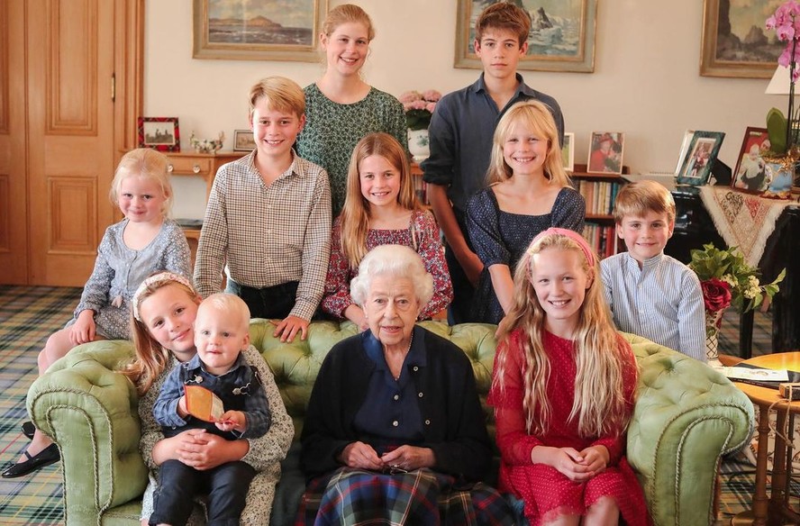 Rainha Elizabeth II com alguns dos netos e bisnetos