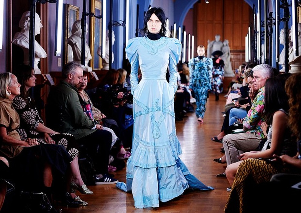 O rico intercâmbio entre a moda e a cultura gay – dos sotaques andróginos na Givenchy à homenagem plena da Erdem a dois travestis vitorianos (Foto: Divulgação) — Foto: Vogue