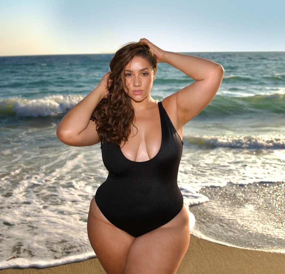 Top plus size Erica Lauren mostra as curvas em ensaio de beachwear
