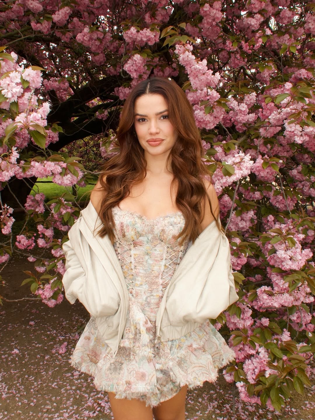 Juliette encanta ao 'florescer' em cenário repleto de cerejeiras: 