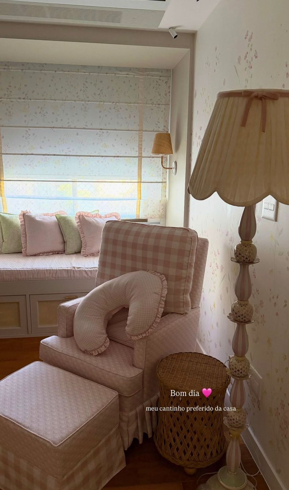 Camila Queiroz exibe detalhes do quarto da filha, Clara — Foto: Reprodução/Instagram
