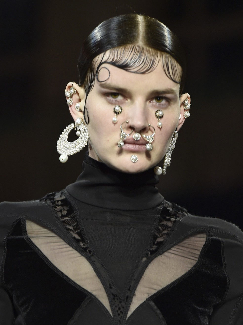 Nose rings quatro pecas para adotar a tendencia do piercing fake Moda Vogue