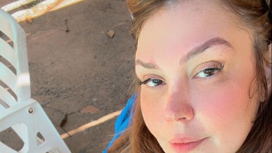 Simony relaxa em dia de praia e compartilha selfie na web