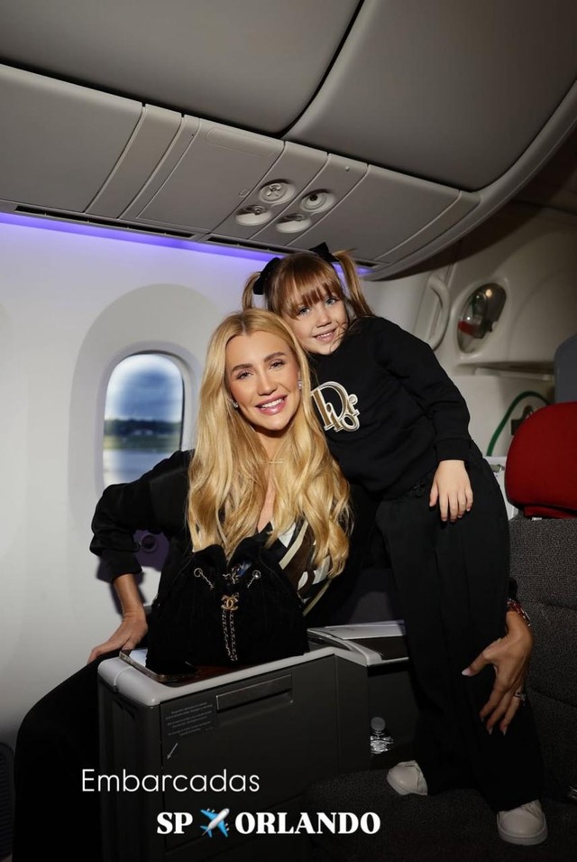Ana Paula Siebert embarca com Vicky para férias em Orlando