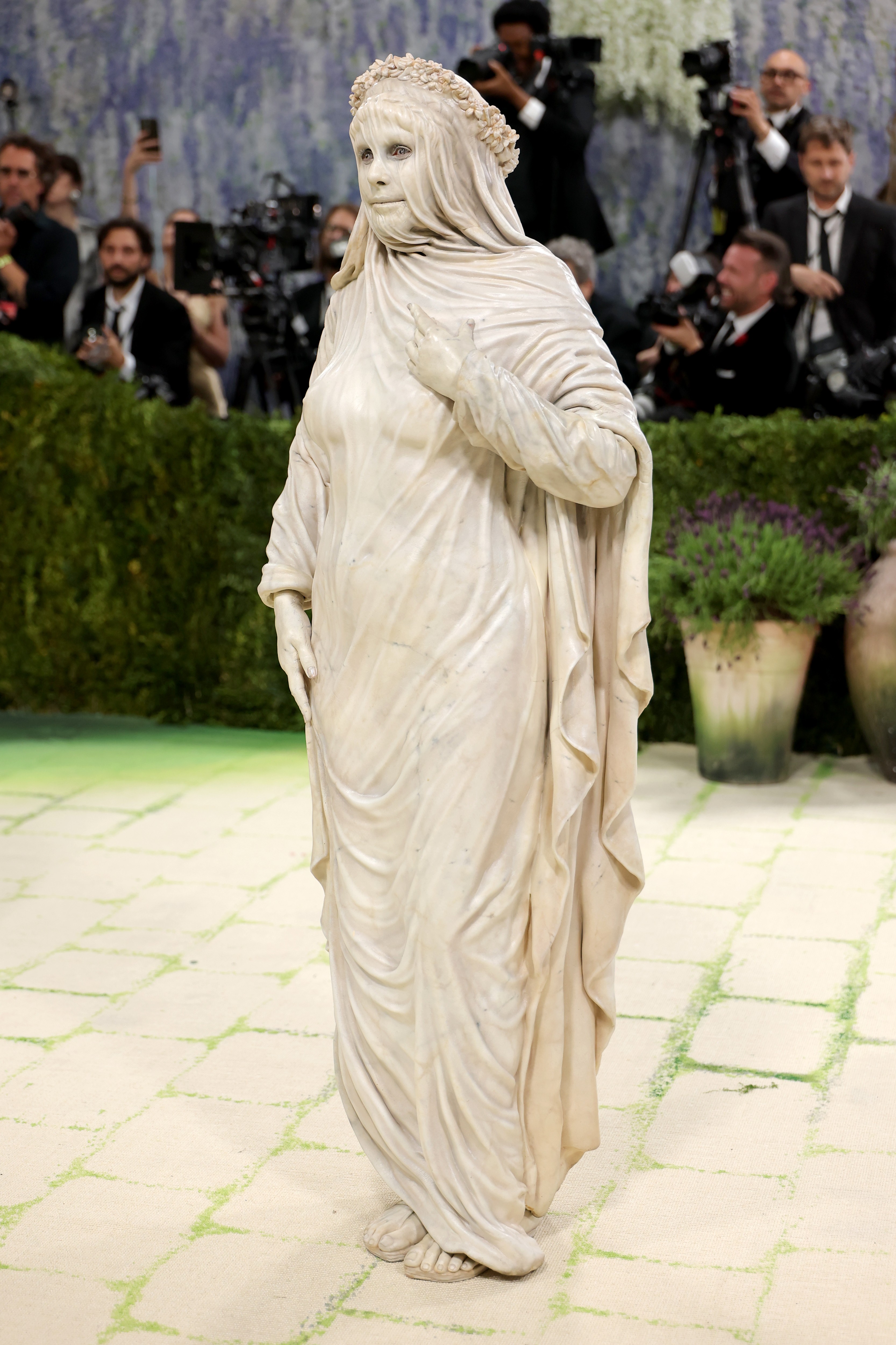 Heidi Klum se transforma em estátua viva para o Met Gala 2026