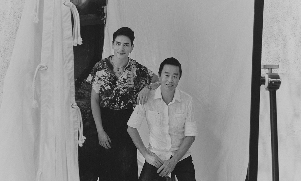 partir da esquerda, Maurício Duarte (vestindo marca homônima) e Jum Nakao — Foto: Gil Inoue