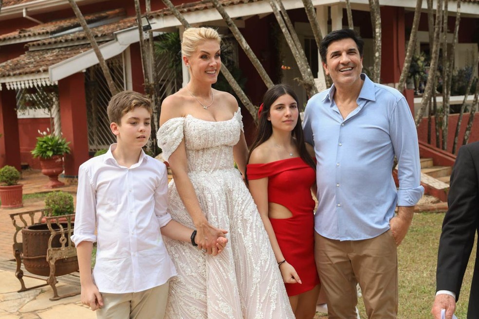 Ana Hickmann oficializa noivado com Edu Guedes — Foto: Brazil News