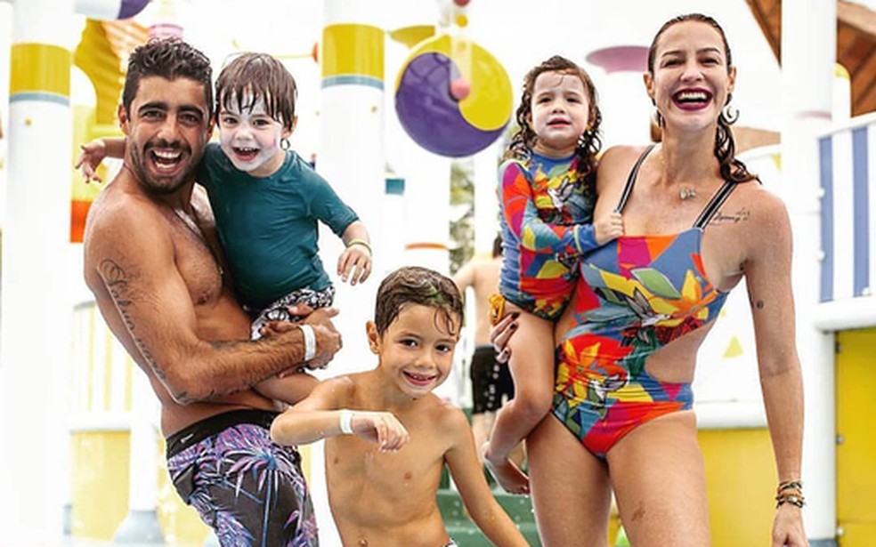Pedro Scooby e Luana Piovani posam com os filhos — Foto: Reprodução/Instagram