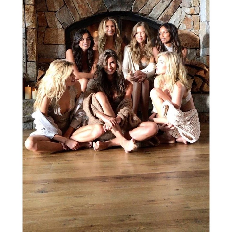 Angels em Aspen: tops fotografam campanha Holiday 2017 da Victoria's Secret (Foto: Reprodução/Instagram) — Foto: Vogue