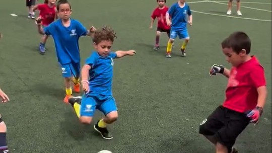Irmão caçula de Davi Lucca faz três gols em torneio infantil e comemora igual ao "tio Neymar"