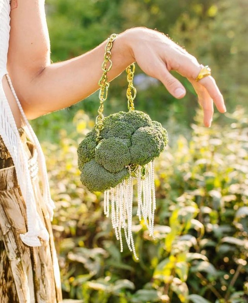 Bolsa de brócolis da Collina Strada — Foto: Reprodução/Instagram
