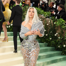 Kim Kardashian, de Maison Margiela — Foto: Getty Images