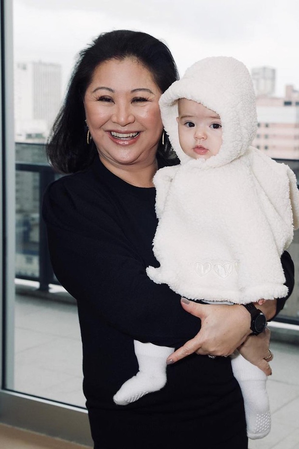 Kika Sato fala sobre ser avó (Foto: Reprodução/Instagram) — Foto: Vogue