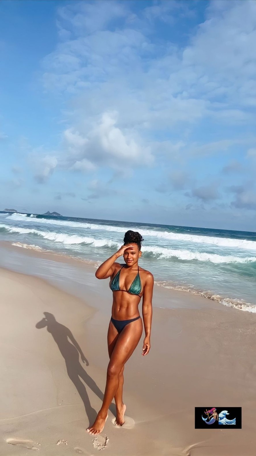 Rebeca Andrade aposta em biquíni verde para dia de praia