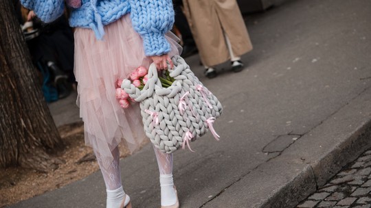Maxi bolsa de crochê é a nova tendência do street style