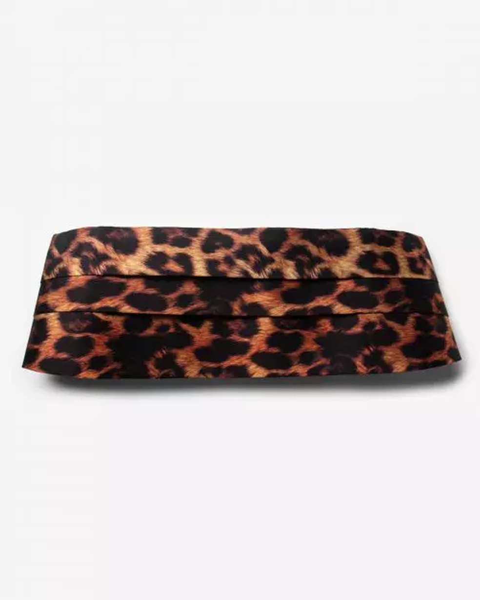 Faixa de smoking em cetim e estampa de leopardo, Dois Maridos - Preço sugerido:  R$ 350 — Foto: Reprodução