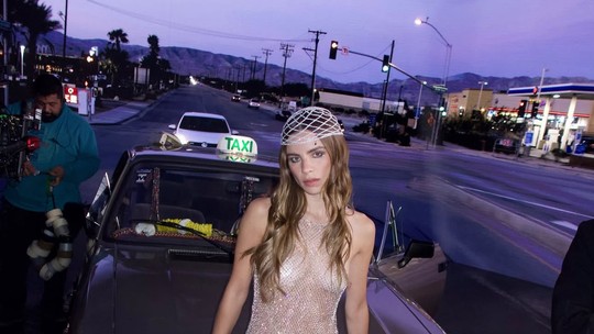"No Problem": Giulia Be transforma traição sofrida aos 17 anos em música e mostra detalhes de novo clipe