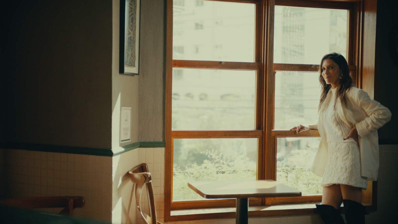 Sarah Oliveira estreia “Atenção para o Refrão”, série sobre a música brasileira