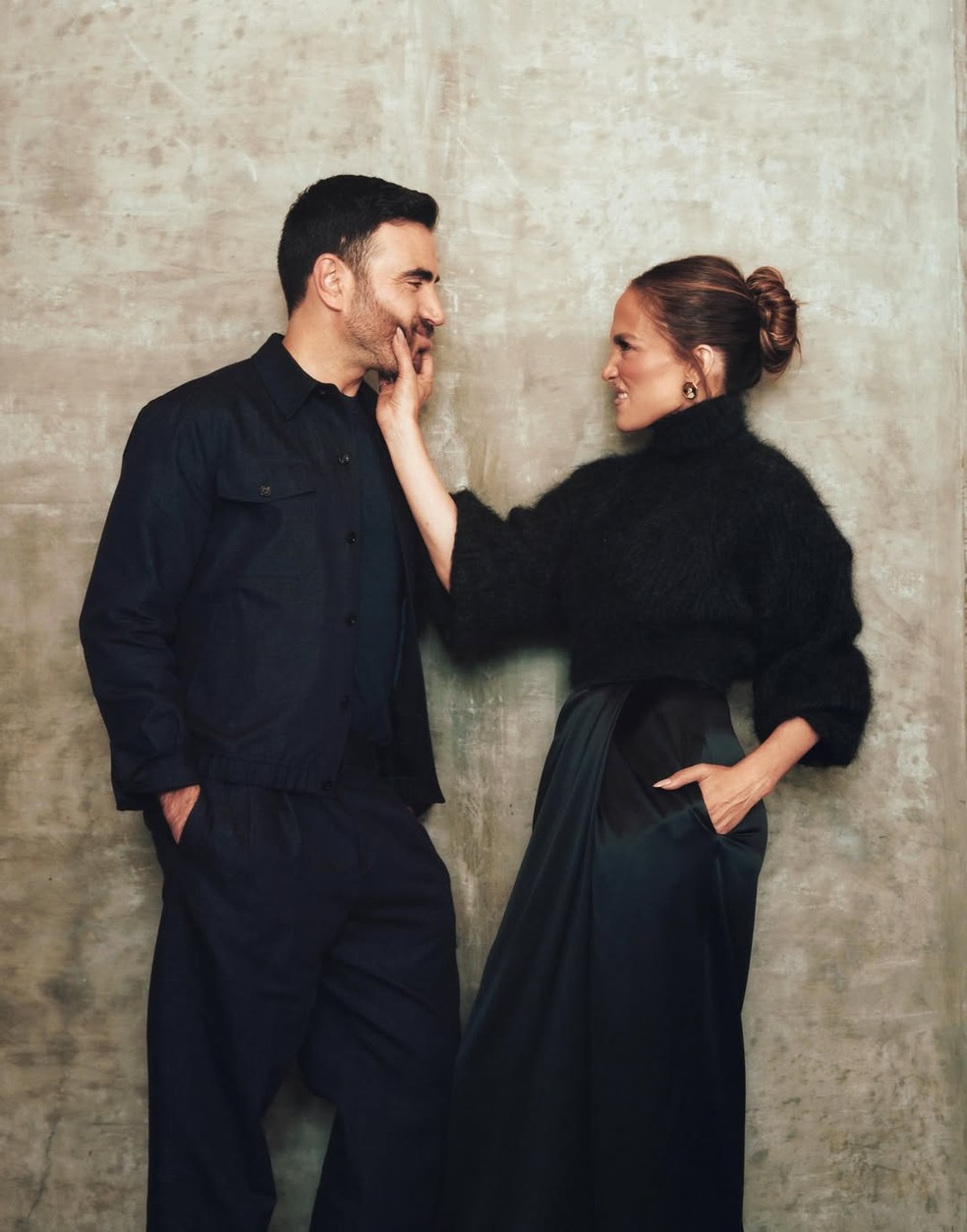 Jennifer Lopez e Brett Goldstein em Office Romance — Foto: Reprodução Instagram @jlo