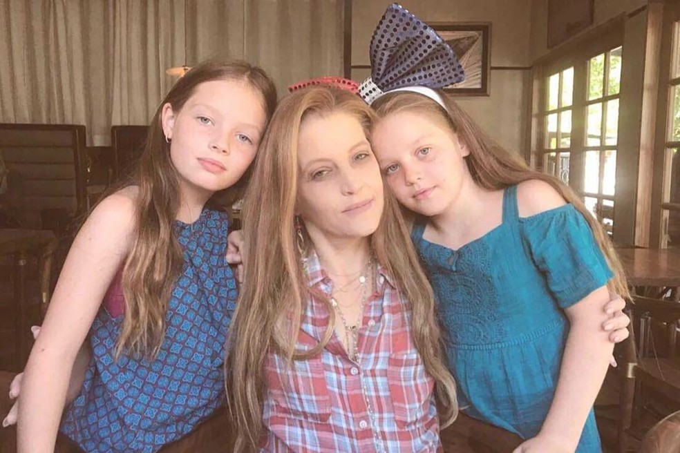 Lisa Marie Presley com as filhas Harper e Finley Lockwood — Foto: Reprodução/Instagram