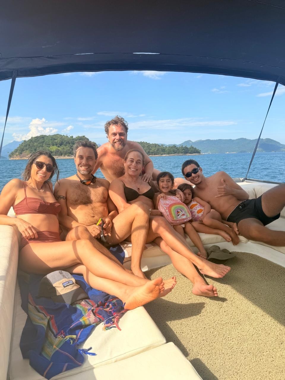 Cissa Guimarães celebra aniversário rodeada pelos filhos, nora e netos em passeio de barco
